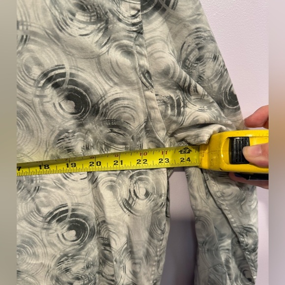 Saks Fifth Avenue grey patterned button down - Picture 3 of 3